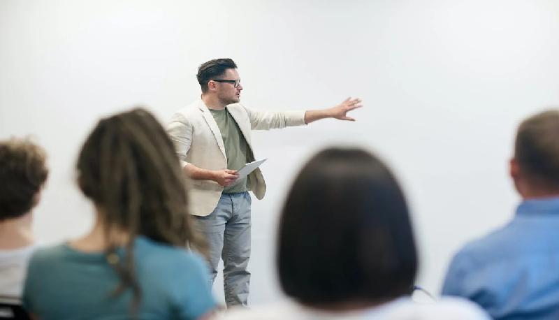 finto docente indagato truffa