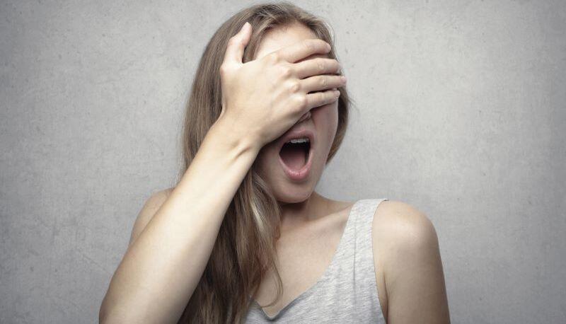 Riprende uno studente poi si toglie camicia e canottiera: professore sospeso