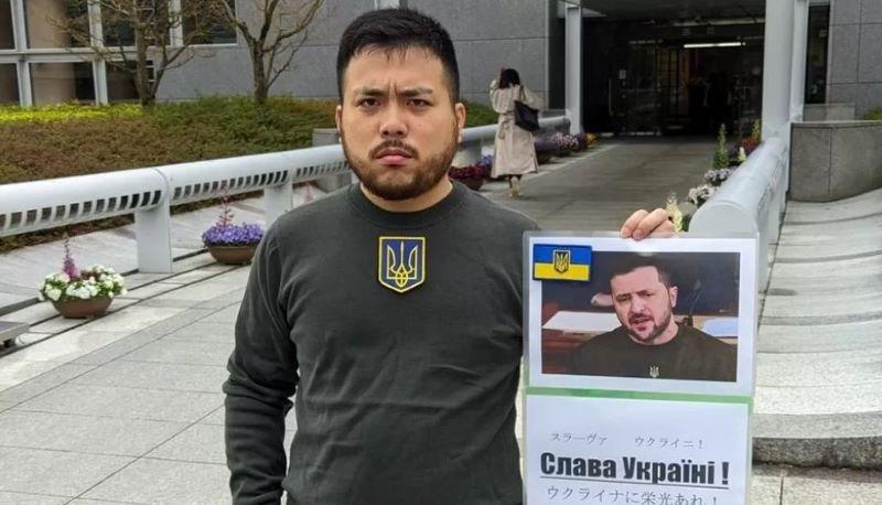 Studente giapponese si laurea travestito da Zelensky in solidarietà all'Ucraina