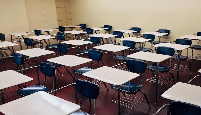 Crollo del controsoffitto in una scuola di Arezzo uno studente ferito