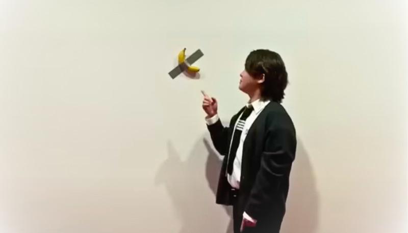 Studente si mangia la banana dell’installazione di Cattelan