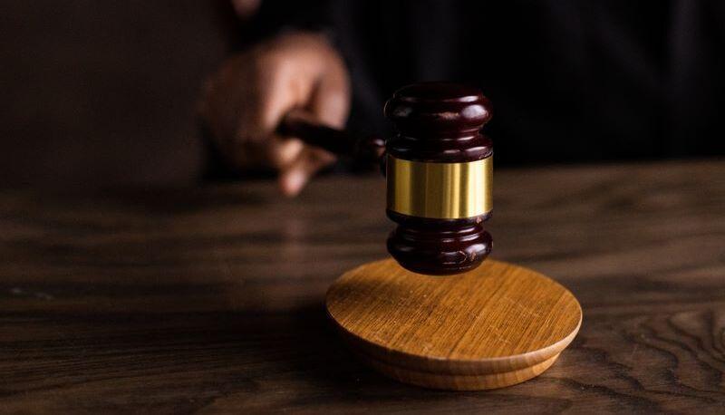 Tentato omicidio aggravato per il 16enne che ha accoltellato la professoressa