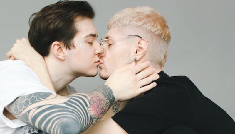 fotografia gay che si baciano
