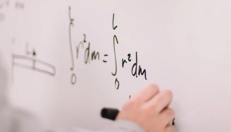 simone tatuaggio enunciato fisica professoressa
