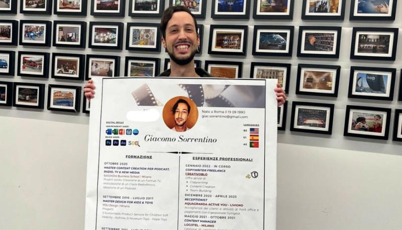 studente si veste da curriculum per trovare lavoro