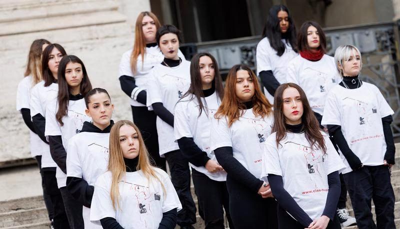 flash mob studentesse davanti mim