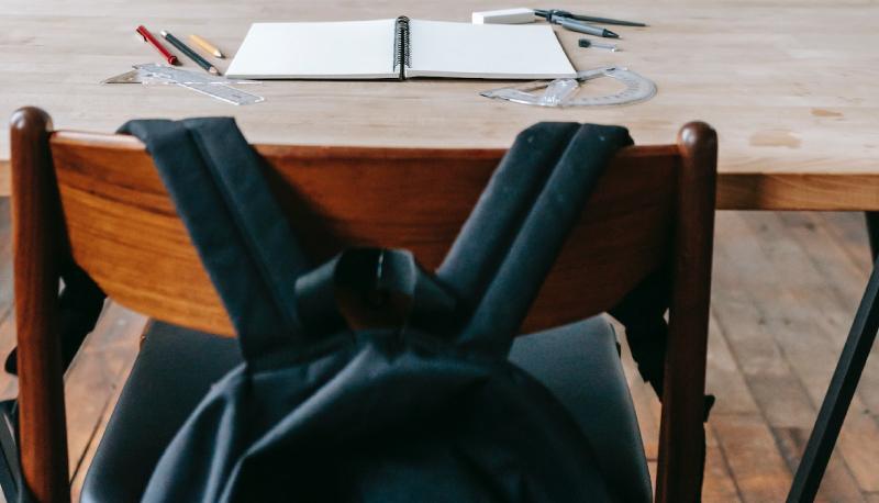 sospeso e bocciato studente con sindrome di Charge
