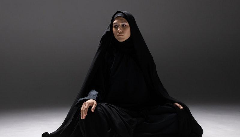 Dopo il divieto, 300 studentesse si presentano a scuola con l’abaya