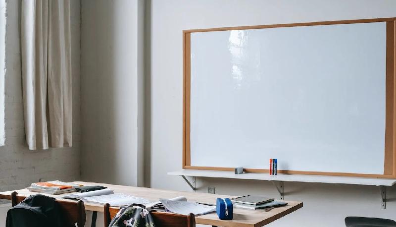 ex ministro fioramonti tinteggia aula scuola con altri genitori