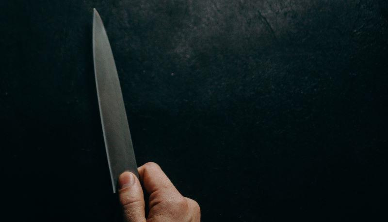 Studente accoltellato alla gamba copre il compagno di classe, ma il colpevole confessa