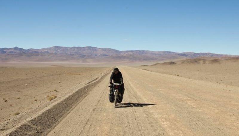 Un ragazzo attraversa sei Paesi in bici per andare all’università