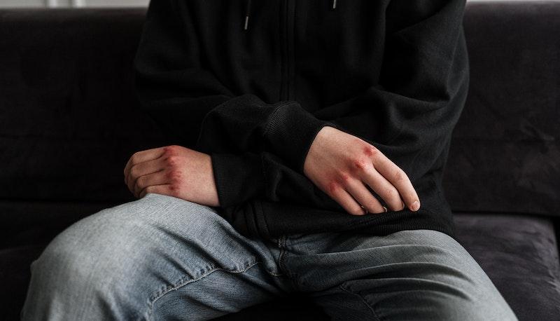 18enne aggredisce negoziante e poi va a scuola