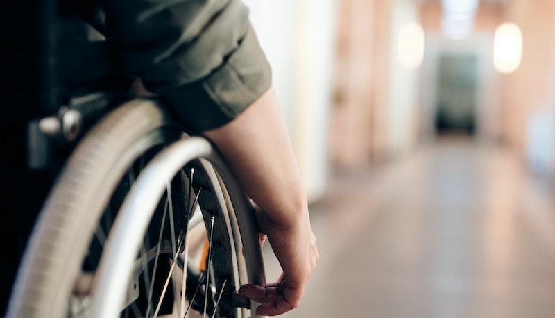 L’ascensore della scuola è rotto, alunna con disabilità deve fare lezione da sola