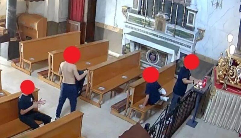 Studenti vandalizzano e dissacrano chiesa all'uscita di scuola