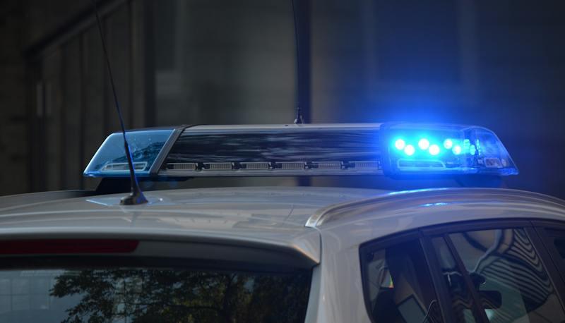 Adolescenti bulle picchiano 15enne fuori scuola, una manda al pronto soccorso tre poliziotti