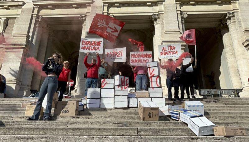 Protesta degli studenti davanti al Ministero contro la scuola del merito