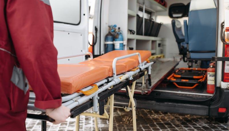 Studente accoltellato dal compagno di scuola in coma farmacologico dopo l'operazione