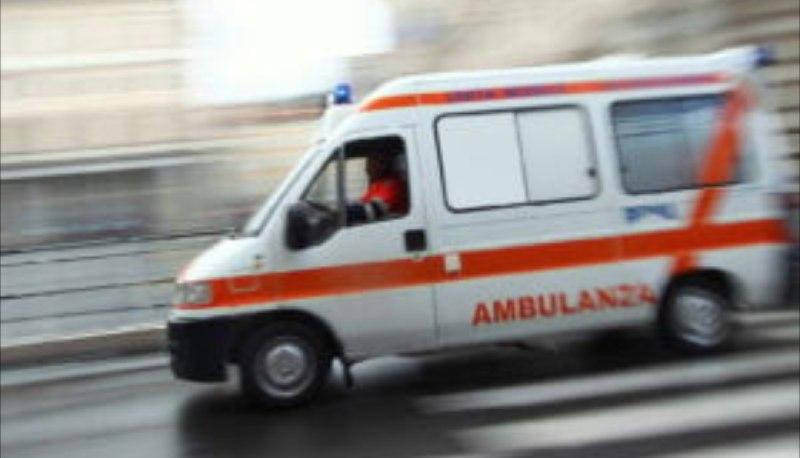 14enne si lancia dalla finestra