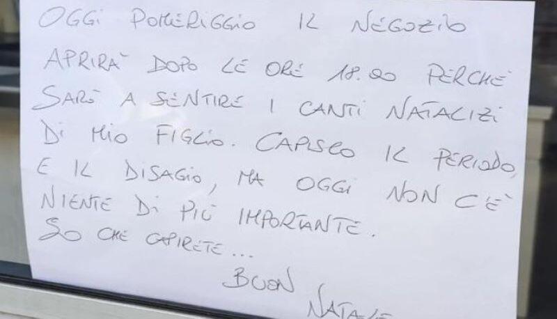 Titolare chiude negozio per andare a sentire i canti di Natale del figlio