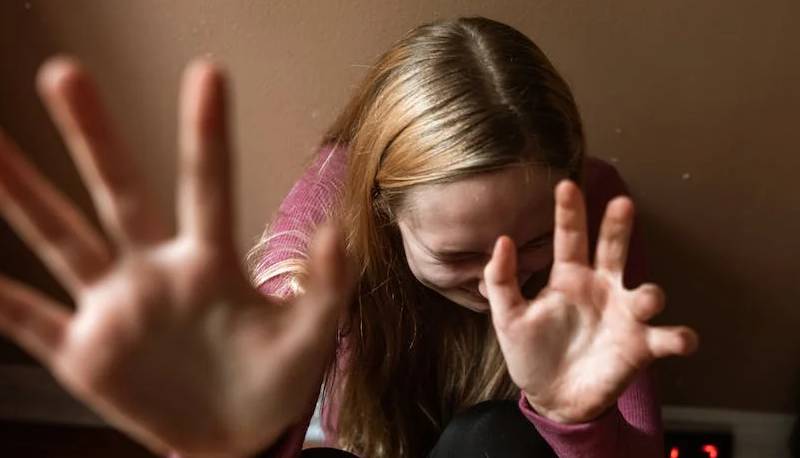 madre denuncia ragazzo figlia stalking