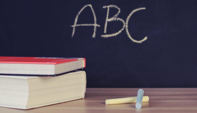 Si finge genitore a scuola per prendere un bambino