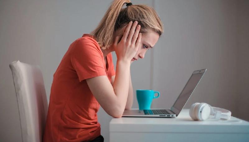 1200 euro mese filtrare contenuti social confessione moderatrice