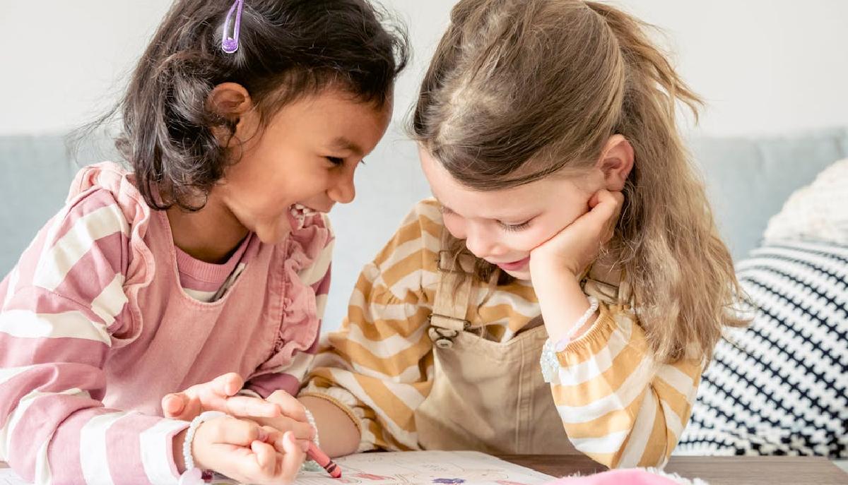 bambine disegnano e colorano
