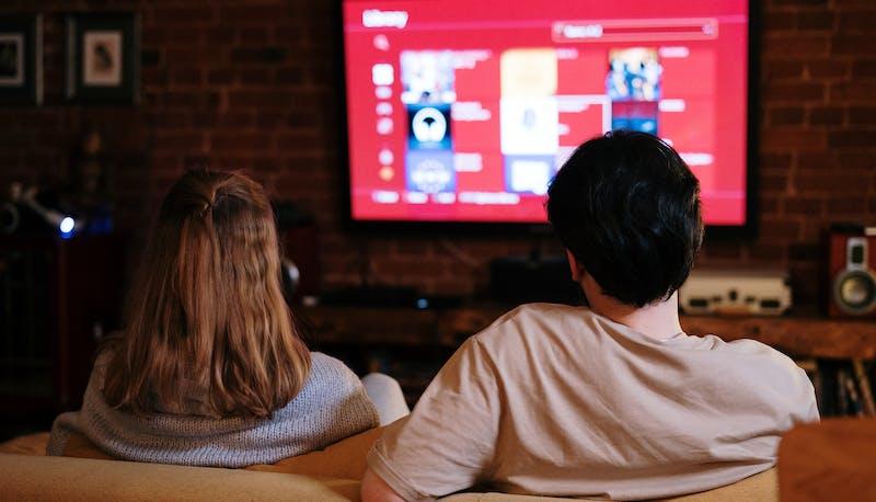 Giovani pirati tra prodotti falsi, streaming illegali, app craccate: le violazioni della proprietà intellettuale sono ancora molto diffuse