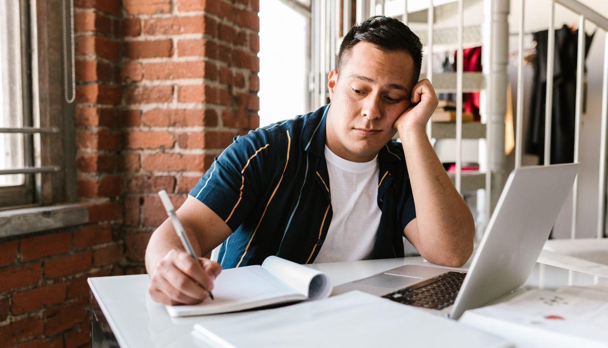 Lo sfogo dello studente procrastinatore: “Ho il brutto vizio di rimandare gli esami, come gestire i commenti degli altri?”