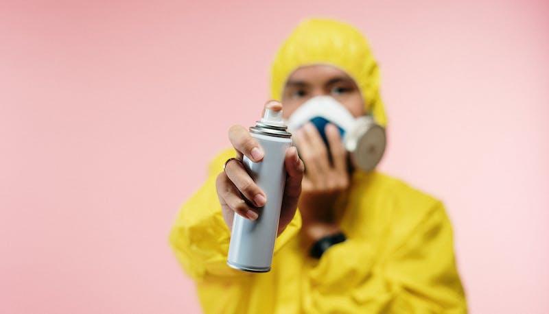 Spray al peperoncino in classe, il preside sospende le gite a tutta la scuola