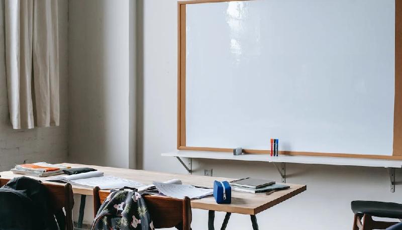 Alunno accoltellato a scuola, arrestato un 18enne: da giorni litigavano sui social articolo