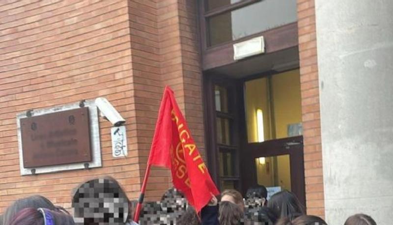 A scuola compare la bandiera delle Brigate Rosse: è polemica articolo