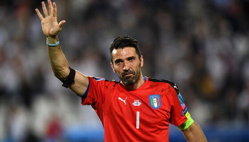 La confessione di Buffon: "Quello di cui vado meno orgoglioso è di essermi comprato il diploma"