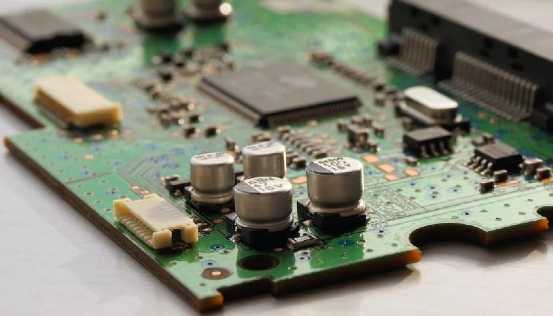 Il primo uomo con chip nel cervello riesce a muovere un mouse con il pensiero: l'annuncio di Elon Musk articolo
