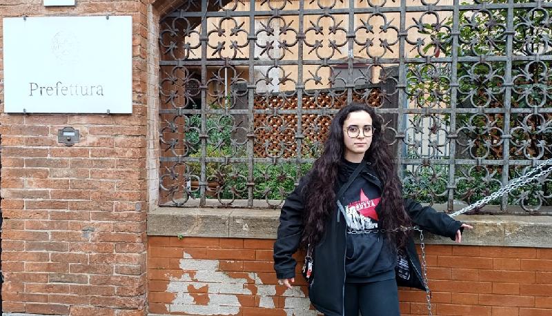 Pisa, studentessa incatenata davanti alla prefettura per protesta contro i manganelli articolo