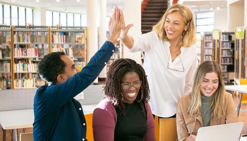 Studenti e prof possono essere amici? Il parere dell'esperto: “Difficile instaurare rapporto con chi ricopre un ruolo molto diverso dal tuo nello stesso luogo” articolo