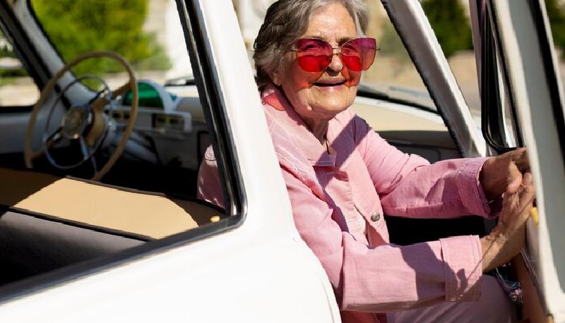 Signora di 103 anni fermata senza patente in piena notte: andava a trovare gli amici articolo