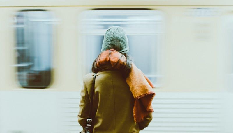 Come conoscere una persona che ti piace sull’autobus o in metropolitana? articolo
