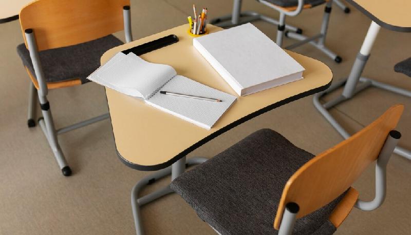Aggredisce il docente a scuola e gli schiaccia la mano nella porta: studente sospeso per dieci giorni articolo