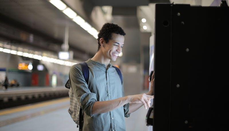 Il bancomat impazzisce e "regala" denaro: studenti in fila per prelevare. Ecco dove è successo articolo