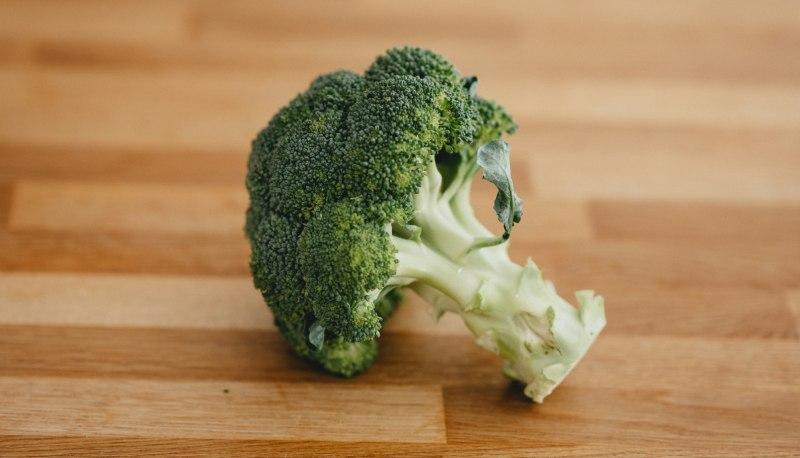 Creare le lentiggini con un broccolo: ecco il nuovo trend di TikTok articolo