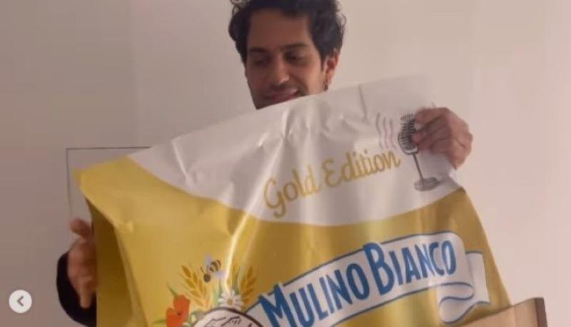 Mahmood riceve un pacco gigante di Cileni ripieni di zucchero articolo