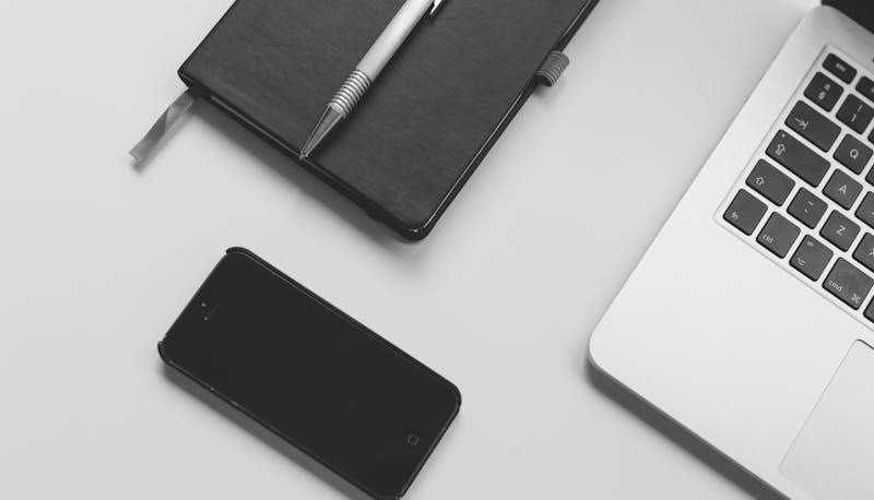 Smartphone, computer e agenda per prepararsi al concorso Guardia Finanza