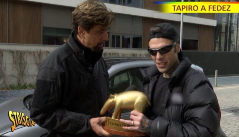 Striscia la notizia e il Tapiro a Fedez, cosa ha detto sul presunto bacio a Parigi articolo