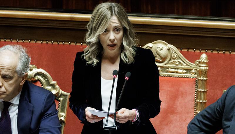 Lo studente che ha fatto il gesto della pistola contro Giorgia Meloni, cosa è successo articolo