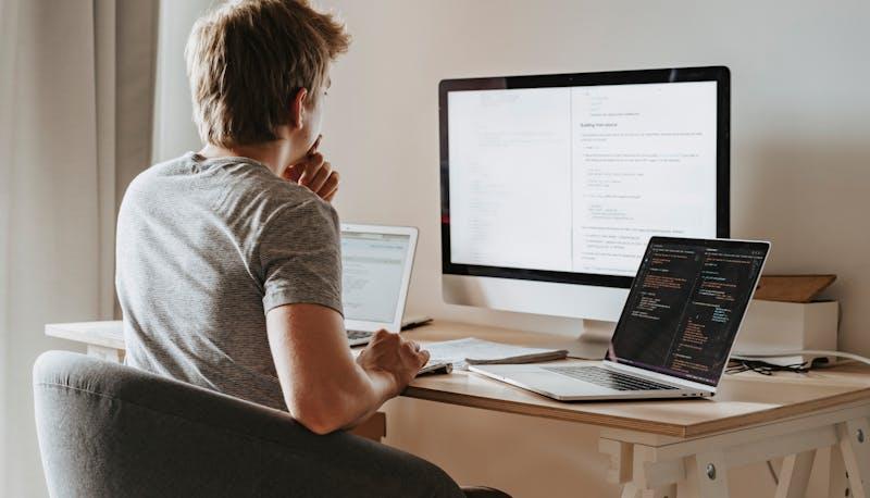 "Come dire ai miei che non mi laureo per tempo?", universitario in crisi chiede aiuto online articolo