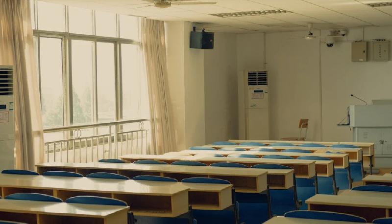 Il preside del liceo Parini si oppone all'occupazione e dorme a scuola articolo