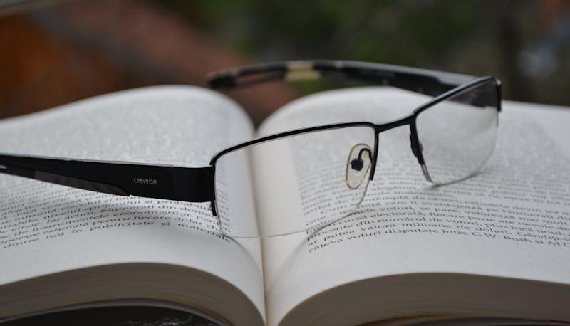 libro con occhiali