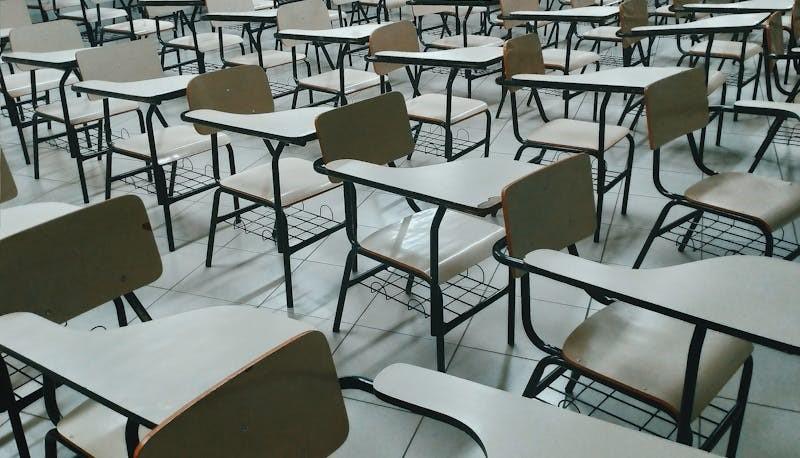 Studente schiaccia la mano del professore con la porta articolo