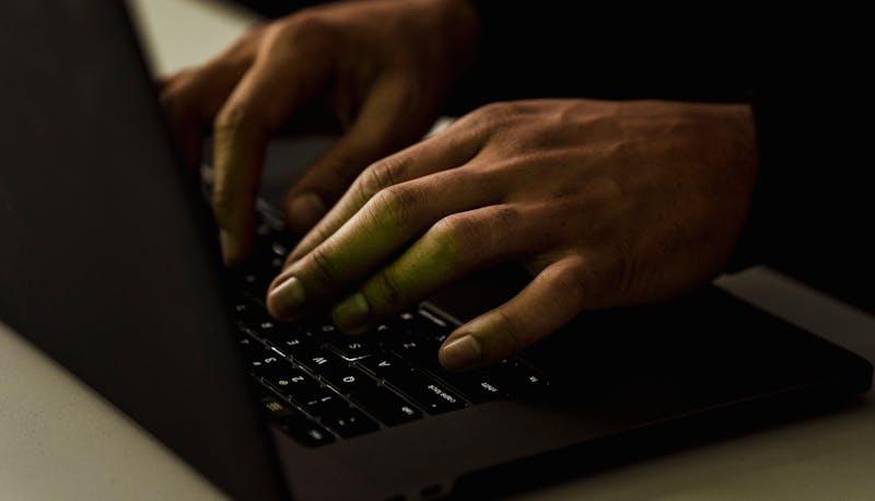 Persona che scrive al computer